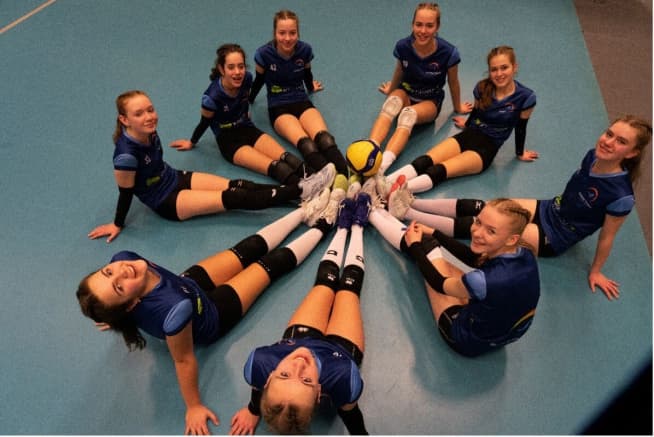 4311b9a0a6f760ab77667205d1b6059e_w654_h800 image Atak’55 hofleverancier aan het BeBetterTraining Volleybal team bij Krokus toernooi in Gent
