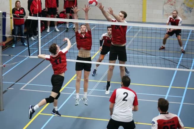 898b7fdc5dad092002c39a2634ea7fe7_w654_h800 image Neefjes van dezelfde club, toch voor even gescheiden door het net: ‘En nu gauw terug naar je eigen kant’