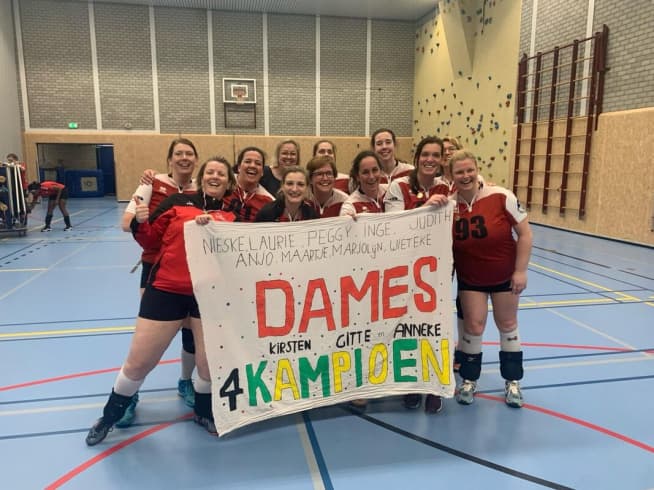 fb06c51ef0d5959911a6ee68f4664edd_w654_h800 image Dames 4 KAMPIOEN!